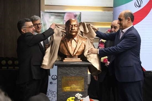 رونمایی از سردیس استاد ممتاز دانشگاه علوم پزشکی تهران در رشت