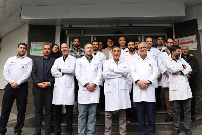 بازدید معاون اجرایی رئیس جمهور از یکی از داروخانه های تهران